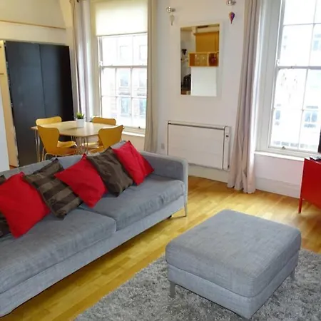 Beautiful 1 Minute Walk From Temple Bar